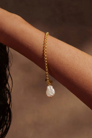 Embrace Stillness Pearl Bracelet | Gold